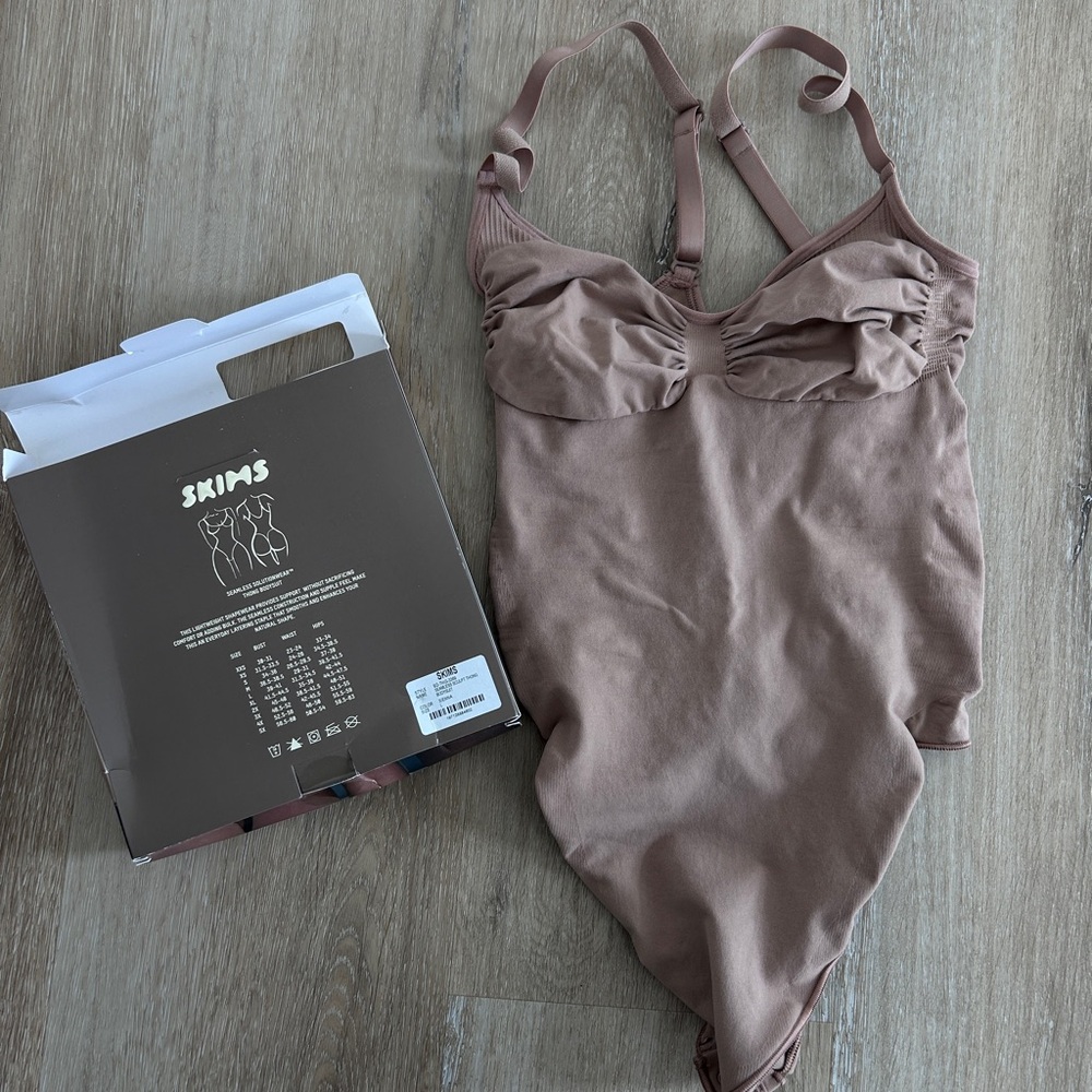SKIMS seamless Sculpt Thong Bodysuit - SIENNA